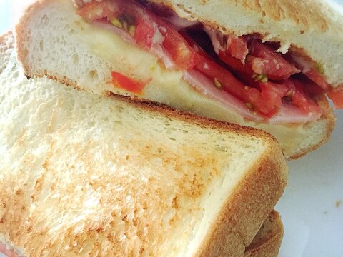 トマトたっぷりチーズハムトースト